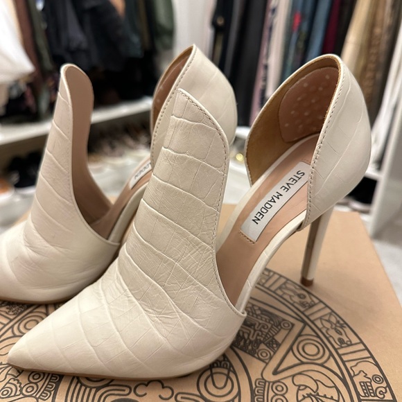 Steve Madden, Alligator Embossed Leather Off-White Heels - Picture 6 of 12